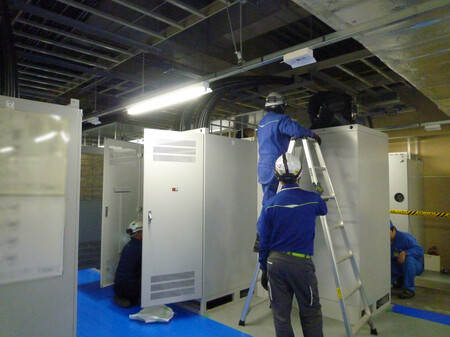 【画像】【写真1】UPS装置の電源線を切り離しユニット単位に14分割