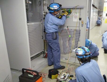 【画像】配電盤の動作に必要な制御電源装置が正常に機能しているかをチェック