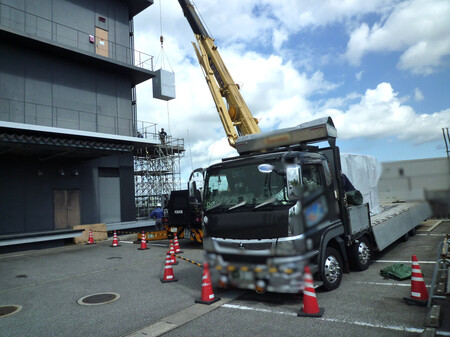 【画像】【写真4】屋外足場からクレーン車を用いて搬入